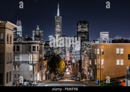 Il quartiere finanziario di San Francisco skyline su una chiara notte stellata, California Foto Stock