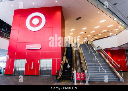 Il 8 marzo, 2018 / Sunnyvale CA / STATI UNITI D'AMERICA - People shopping a bersaglio nella parte sud di San Francisco Bay Area Foto Stock