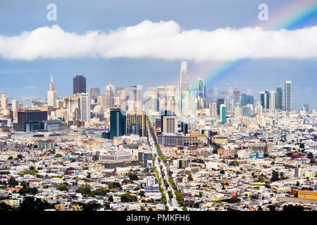 Vista aerea del distretto finanziario di San Francisco skyline in un giorno di pioggia, luminoso arcobaleno che salgono dal centro; Foto Stock