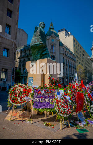 SANTIAGO, Cile - 13 settembre 2018: Monumento di statista cileno e figura politica. Salvador Allende Gossens in Santiago de Chile. Morì durante i bombardamenti nel colpo di stato del 1973 Foto Stock