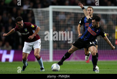 Aston Villa John McGinn (sinistra) e Rotherham Regno di Richard Towell battaglia per la sfera durante il cielo di scommessa match del campionato a Villa Park, Birmingham. Foto Stock