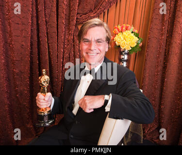 Dopo aver vinto l'Oscar per la sceneggiatura adattata per lavorare su "Rete sociale", Aaron Sorkin pone dietro le quinte per i media durante il live ABC Television Network broadcast dell'ottantatreesimo annuale di Academy Awards dal Kodak Theatre di Hollywood, CA domenica 27 febbraio, 2011. Riferimento al file # 30871 387 per solo uso editoriale - Tutti i diritti riservati Foto Stock