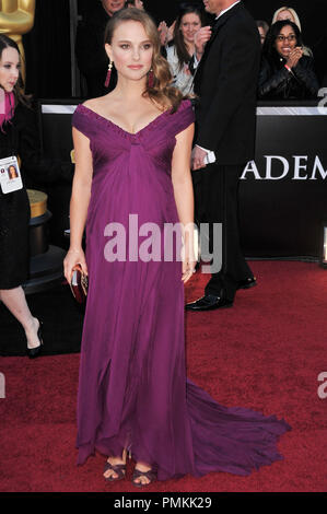 Natalie Portman all'ottantatreesimo annuale di Academy Awards - Gli arrivi presso il Kodak Theatre di Hollywood, CA. La manifestazione si è svolta domenica 27 febbraio, 2011. Foto di PRPP Pacific Rim Photo Press / PictureLux Riferimento File # 30871 570 per solo uso editoriale - Tutti i diritti riservati Foto Stock