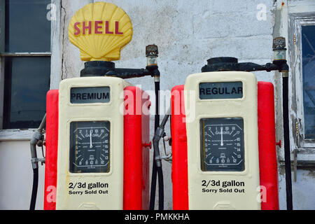 Vintage pompe di benzina sulla banchina di strada nel pittoresco villaggio di St Mawes sulla penisola di Roseland, Cornwall, South West England, Regno Unito Foto Stock