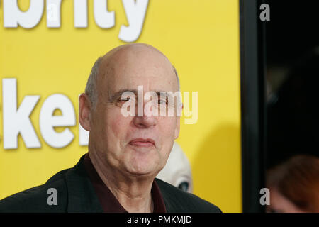 Jeffrey Tambor alla premiere di Universal Pictures' 'paul'. Gli arrivi presso Grauman's Chinese Theatre a Hollywood, CA, Marzo 14, 2011. Foto di Joe Martinez / PictureLux Foto Stock