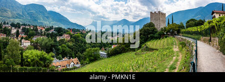 Il verde paesaggio di Merano in Alto Adige, visto dal sentiero Tappeiner Foto Stock