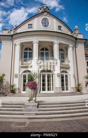 La facciata del Kurhaus, famoso centro termale nel centro storico della città di Merano, Alto Adige Foto Stock