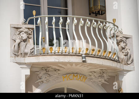 Lo Jugendstil balcone sulla facciata del Kurhaus, famosa spa a Merano in Alto Adige Foto Stock