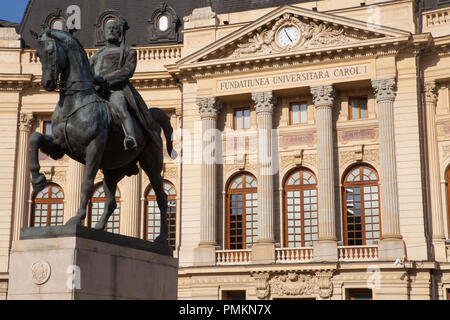 Biblioteca Centrale Università con la statua di re Carol 1 in primo piano, Bucarest, Romania Foto Stock