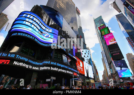 New York, Stati Uniti d'America - 24 agosto 2018: affollato con molte persone a piedi Times Square con un enorme numero di cartelli a LED, è un simbolo della città di New York in Manhatta Foto Stock
