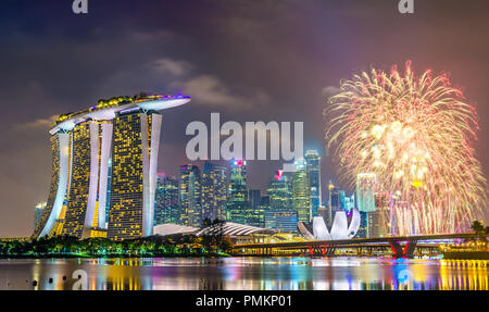 Nuovo anno fuochi d'artificio al di sopra di Marina Bay a Singapore Foto Stock