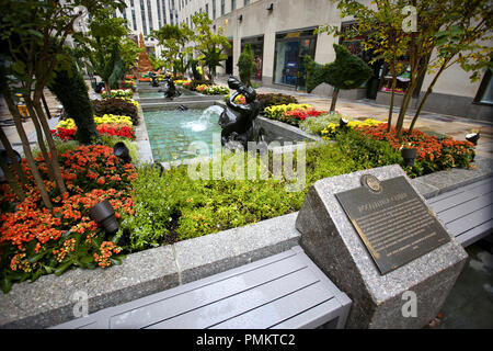 New York, Stati Uniti d'America - Agosto 23, 2018: Rockefeller Plaza, bellissimo fiore in fiore, fontana e la scultura nel canale giardini presso il Rockefeller Center, Ne Foto Stock