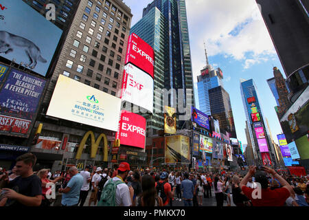 New York, Stati Uniti d'America - 24 agosto 2018: affollato con molte persone a piedi Times Square con un enorme numero di cartelli a LED, è un simbolo della città di New York in Manhatta Foto Stock