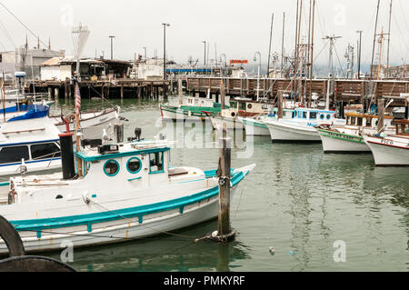 SAN FRANCISCO, CALIFORNIA, 30 luglio 2018. Legno di piccole barche da pesca legato vicino al molo 39 in San Francisco. Foto Stock