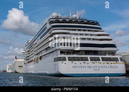 Il Regent crociera o nave Seven Seas Explorer accanto a Southampton dock, Porto di Southampton, Regno Unito. Foto Stock