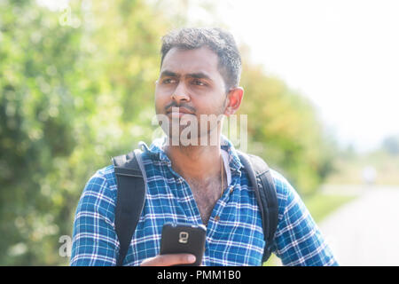 Ritratto di un escursionista con un telefono cellulare, Germania Foto Stock