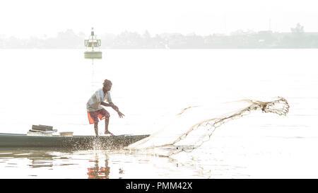 Samarinda / Indonesia - 8/19/2018 : pescatore tradizionale nel fiume Mahakam, Samarinda, Indonesia, la cattura del pesce con net al mattino Foto Stock