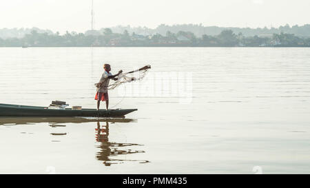 Samarinda / Indonesia - 8/19/2018 : pescatore tradizionale nel fiume Mahakam, Samarinda, Indonesia, la cattura del pesce con net al mattino Foto Stock