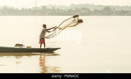 Samarinda / Indonesia - 8/19/2018 : pescatore tradizionale nel fiume Mahakam, Samarinda, Indonesia, la cattura del pesce con net al mattino Foto Stock