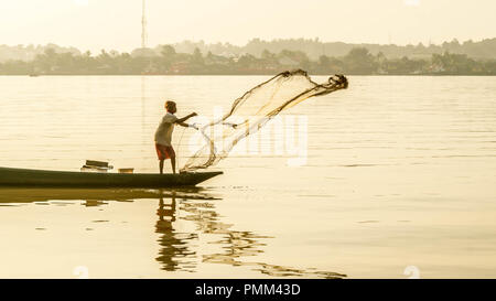 Samarinda / Indonesia - 8/19/2018 : pescatore tradizionale nel fiume Mahakam, Samarinda, Indonesia, la cattura del pesce con net al mattino Foto Stock