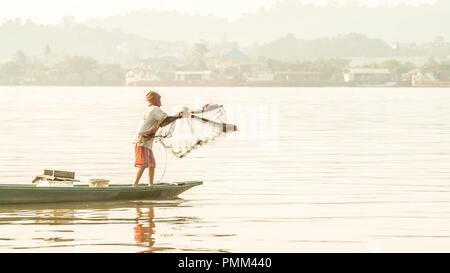 Samarinda / Indonesia - 8/19/2018 : pescatore tradizionale nel fiume Mahakam, Samarinda, Indonesia, la cattura del pesce con net al mattino Foto Stock