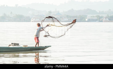 Samarinda / Indonesia - 8/19/2018 : pescatore tradizionale nel fiume Mahakam, Samarinda, Indonesia, la cattura del pesce con net al mattino Foto Stock