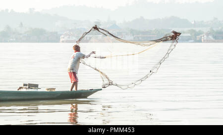 Samarinda / Indonesia - 8/19/2018 : pescatore tradizionale nel fiume Mahakam, Samarinda, Indonesia, la cattura del pesce con net al mattino Foto Stock