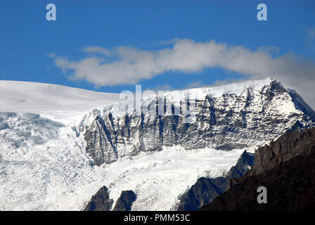 Neve e ghiacciai montagne coperte come si vede dalla strada McCarthy in Wrangell-St. Elias National Park in Alaska, STATI UNITI D'AMERICA Foto Stock