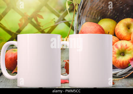 Autunno/Fall mug mock-up. Vuoto bianco tazza da caffè per aggiungere il design personalizzato o un preventivo. Perfetto per le imprese che vendono tazze, sovrapposizione appena il vostro preventivo o di progettazione Foto Stock