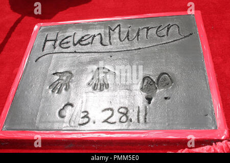 Helen Mirren mano Footprint e pietra a mano e FOOPRINT Cerimonia in onore di Helen Mirren nella celebrazione del suo nuovo film "ARTHUR" tenutasi presso il Grauman's Chinese Theatre a Hollywood, Ca lo scorso lunedì, 28 marzo 2011. Foto di Pedro Ulayan Pacific Rim Photo Press / PictureLux Foto Stock