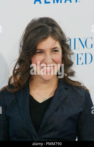 Mayim Bialik alla premiere di Warner Brothers Pictures' "qualcosa in prestito'. Gli arrivi presso Grauman's Chinese Theatre a Hollywood, CA, 3 maggio 2011. Foto di Joe Martinez / PictureLux Foto Stock