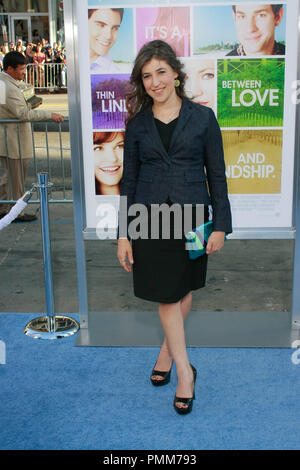 Mayim Bialik alla premiere di Warner Brothers Pictures' "qualcosa in prestito'. Gli arrivi presso Grauman's Chinese Theatre a Hollywood, CA, 3 maggio 2011. Foto di Joe Martinez / PictureLux Foto Stock