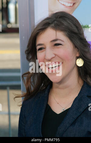 Mayim Bialik alla premiere di Warner Brothers Pictures' "qualcosa in prestito'. Gli arrivi presso Grauman's Chinese Theatre a Hollywood, CA, 3 maggio 2011. Foto di Joe Martinez / PictureLux Foto Stock