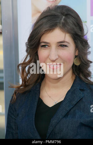 Mayim Bialik alla premiere di Warner Brothers Pictures' "qualcosa in prestito'. Gli arrivi presso Grauman's Chinese Theatre a Hollywood, CA, 3 maggio 2011. Foto di Joe Martinez / PictureLux Foto Stock