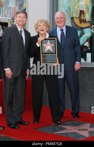 Jane Morgan e Jerry Weintraub all'Hollywood Camera di Commercio cerimonia in onore di lei con una stella sulla Hollywood Walk of Fame in Hollywood, CA, 6 maggio 2011. Foto di Joe Martinez / PictureLux Foto Stock