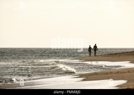 L uomo e la donna si tengono per mano camminando sulla spiaggia, Playa de Morro Jable Fuerteventura Isole Canarie, Spagna Foto Stock