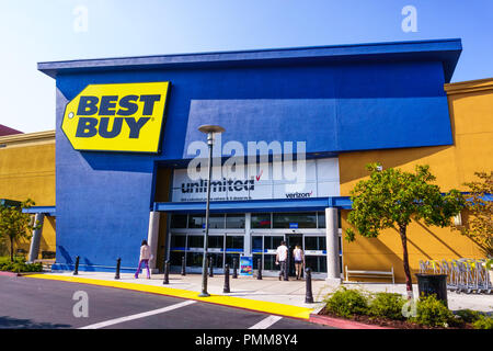 Agosto 19, 2018 Mountain View / CA / STATI UNITI D'AMERICA - Best Buy shop entrata di una delle loro posizioni nella parte sud di San Francisco Bay Area Foto Stock