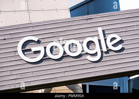Agosto 19, 2018 Mountain View / CA / STATI UNITI D'AMERICA - Google logo su uno degli edifici situati nel Googleplex, la società ha la sede principale in Silicon Valley Foto Stock
