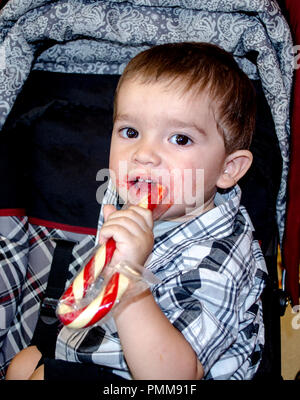 Bambino con dolci candy cane Foto Stock