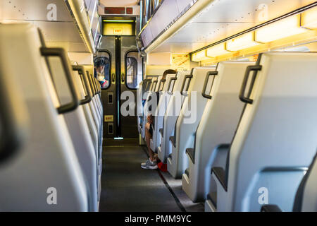 Aprile 20, 2018 Mountain View / CA / STATI UNITI D'AMERICA - Vista interna di Caltrain auto Foto Stock