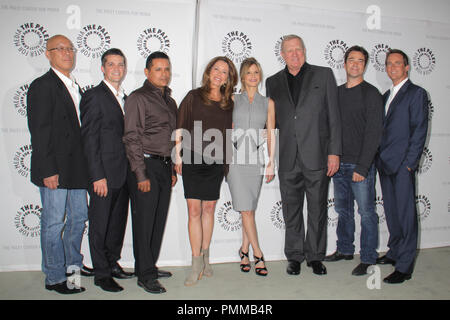 Jonathan Del Arco, Michael Paul Chan, Phillip Keene, Jon Tenney, Kyra Sedgwick, Anthony Denison, Mary McDonnell, Raymond Cruz 08/10/2011 "Una serata con la più vicina' @ Il Paley Centre for Media, Beverly Hills Foto di Megumi Torii/ www.HollywoodNewsWire.net/ PictureLux Foto Stock