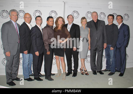 Jonathan Del Arco, Michael Paul Chan, Phillip Keene, Jon Tenney, Kyra Sedgwick, Anthony Denison, Mary McDonnell, Raymond Cruz 08/10/2011 "Una serata con la più vicina' @ Il Paley Centre for Media, Beverly Hills Foto di Megumi Torii/ www.HollywoodNewsWire.net/ PictureLux Foto Stock