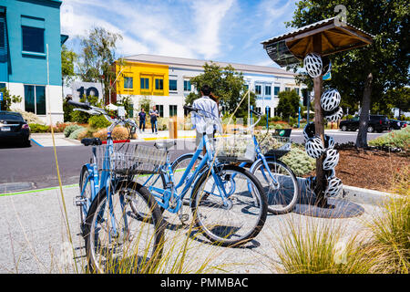 Giugno 18, 2018 Menlo Park / CA / STATI UNITI D'AMERICA - Biciclette di fronte ad uno degli edifici all'interno del Facebook del campus principale nella Silicon Valley, la baia di San Francisco Foto Stock