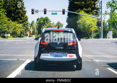 Giugno 21, 2018 Sunnyvale / CA / STATI UNITI D'AMERICA - Vista posteriore della BMW I3 interrotta in corrispondenza di una luce rossa nella parte sud di San Francisco Bay Area, Silicon Valley Foto Stock