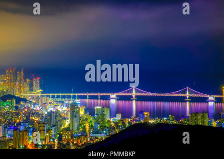 Vista aerea della città di Busan con Gwangan bridge durante le ore notturne, Corea del Sud. Foto Stock