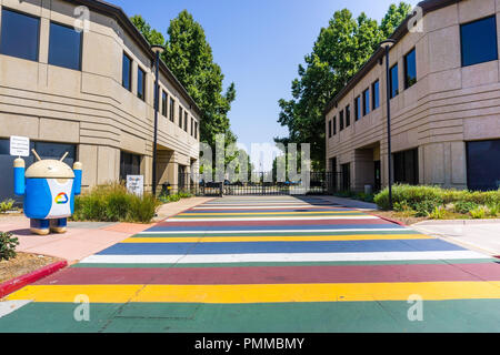 Agosto 9, 2018 Mountain View / CA / USA - Ingresso a uno dei campus di Google nella Silicon Valley, San Francisco Bay Area; Google statua del Cloud Foto Stock