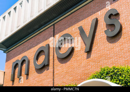 Agosto 30, 2018 Palo Alto / CA / STATI UNITI D'AMERICA - Macys Logo su una delle pareti esterne del negozio situato a Stanford Shopping Mall Foto Stock