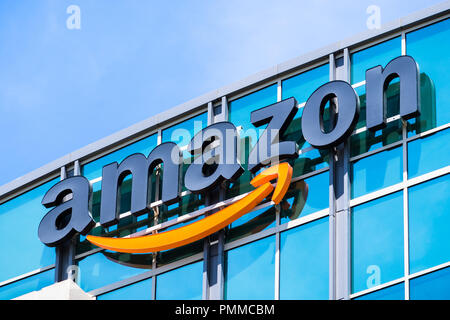 3 maggio 2018 Sunnyvale / CA / STATI UNITI D'AMERICA - logo Amazon sulla facciata di uno dei loro edifici di uffici situati nella Silicon Valley, San Francisco Bay Area Foto Stock