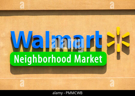 3 maggio 2018 Santa Clara / CA / STATI UNITI D'AMERICA - Walmart Neighborhood market store segno, South San Francisco Bay Area Foto Stock