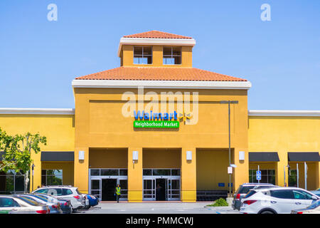 3 maggio 2018 Santa Clara / CA / STATI UNITI D'AMERICA - Walmart Neighborhood market store ingresso in una giornata di sole, South San Francisco Bay Area Foto Stock